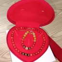 สร้อยข้อมือและสร้อยคอเข้าชุด by velora ผสมผสานหินธรรมชาติระหว่างหินหยกน้ำผึ้ง  :เสริมพลัง ด้านความมั่งคั่งและการเงิน ความหมาย: สีเหลืองทองของหยกน้ำผึ้งสื่อถึงทองคำและความร่ำรวย เชื่อว่าช่วยดึงดูดโชคลาภ เงินทอง และโอกาสทางธุรกิจเข้ามาอย่างต่อเนื่อง เหมาะมากสำหรับผู้ที่ทำธุรกิจส่วนตัวหรือค้าขาย  ,หินปะการังแดง (Red Coral) หรือที่รู้จักกันในชื่อ "กัลปังหาแดง" เป็นอัญมณีที่กำเนิดจากสิ่งมีชีวิตใต้ท้องทะเลลึก มีความพิเศษมีพลังที่เชื่อมโยงกับธาตุน้ำและธาตุไฟในเวลาเดียวกัน  เสริมพลัง ด้านความมั่งคั่งและโชคลาภ เชื่อว่าเป็นสัญลักษณ์ของความอุดมสมบูรณ์  ช่วยดึงดูดความมั่งคั่ง ความสำเร็จในหน้าที่การงาน และช่วยให้การเจรจาทางธุรกิจราบรื่น  ข่วนได้ง่าย  การดูแลรักษา: ควรหลีกเลี่ยงการสัมผัสกับสารเคมี น้ำหอม หรือความร้อนสูง เพราะอาจจะทำให้สีซีดจางหรือเนื้อหินเสียหายได้  คุณสนใจจะนำปะการังแดงมาดีไซน์ร่วมกับหินชนิดอื่นในคอลเลกชัน VELORA เพื่อเสริมเรื่องการปกป้องและความมั่งคั่ง