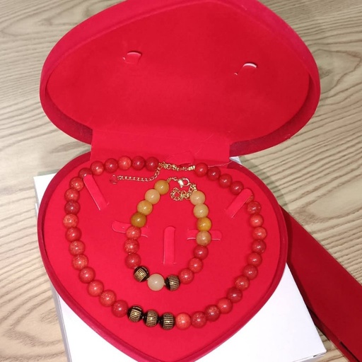 สร้อยข้อมือและสร้อยคอเข้าชุด by velora ผสมผสานหินธรรมชาติระหว่างหินหยกน้ำผึ้ง  :เสริมพลัง ด้านความมั่งคั่งและการเงิน ความหมาย: สีเหลืองทองของหยกน้ำผึ้งสื่อถึงทองคำและความร่ำรวย เชื่อว่าช่วยดึงดูดโชคลาภ เงินทอง และโอกาสทางธุรกิจเข้ามาอย่างต่อเนื่อง เหมาะมากสำหรับผู้ที่ทำธุรกิจส่วนตัวหรือค้าขาย  ,หินปะการังแดง (Red Coral) หรือที่รู้จักกันในชื่อ "กัลปังหาแดง" เป็นอัญมณีที่กำเนิดจากสิ่งมีชีวิตใต้ท้องทะเลลึก มีความพิเศษมีพลังที่เชื่อมโยงกับธาตุน้ำและธาตุไฟในเวลาเดียวกัน  เสริมพลัง ด้านความมั่งคั่งและโชคลาภ เชื่อว่าเป็นสัญลักษณ์ของความอุดมสมบูรณ์  ช่วยดึงดูดความมั่งคั่ง ความสำเร็จในหน้าที่การงาน และช่วยให้การเจรจาทางธุรกิจราบรื่น  ข่วนได้ง่าย  การดูแลรักษา: ควรหลีกเลี่ยงการสัมผัสกับสารเคมี น้ำหอม หรือความร้อนสูง เพราะอาจจะทำให้สีซีดจางหรือเนื้อหินเสียหายได้  คุณสนใจจะนำปะการังแดงมาดีไซน์ร่วมกับหินชนิดอื่นในคอลเลกชัน VELORA เพื่อเสริมเรื่องการปกป้องและความมั่งคั่ง